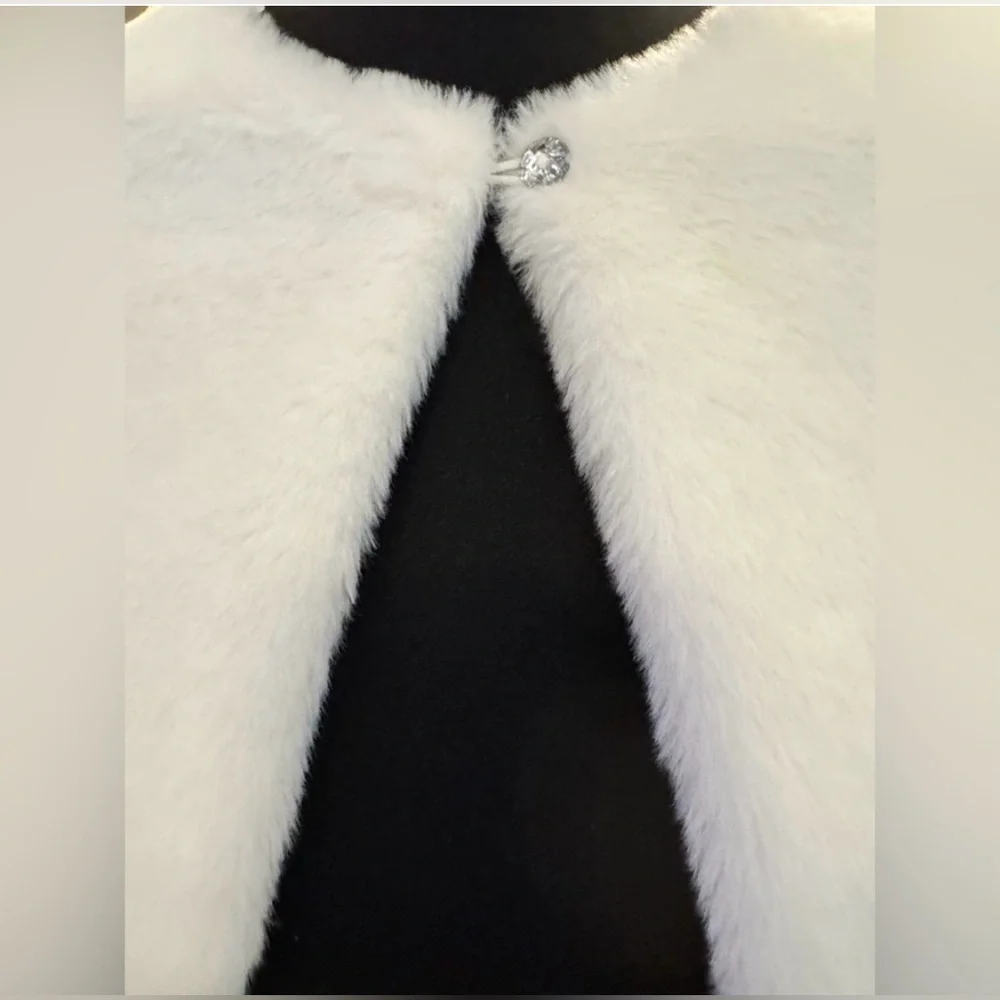 Children’s Place Girl’s White Faux Fur Shawl Wrap w/Rhinestone Closure XXL/TTG16 - Picture 4 of 5